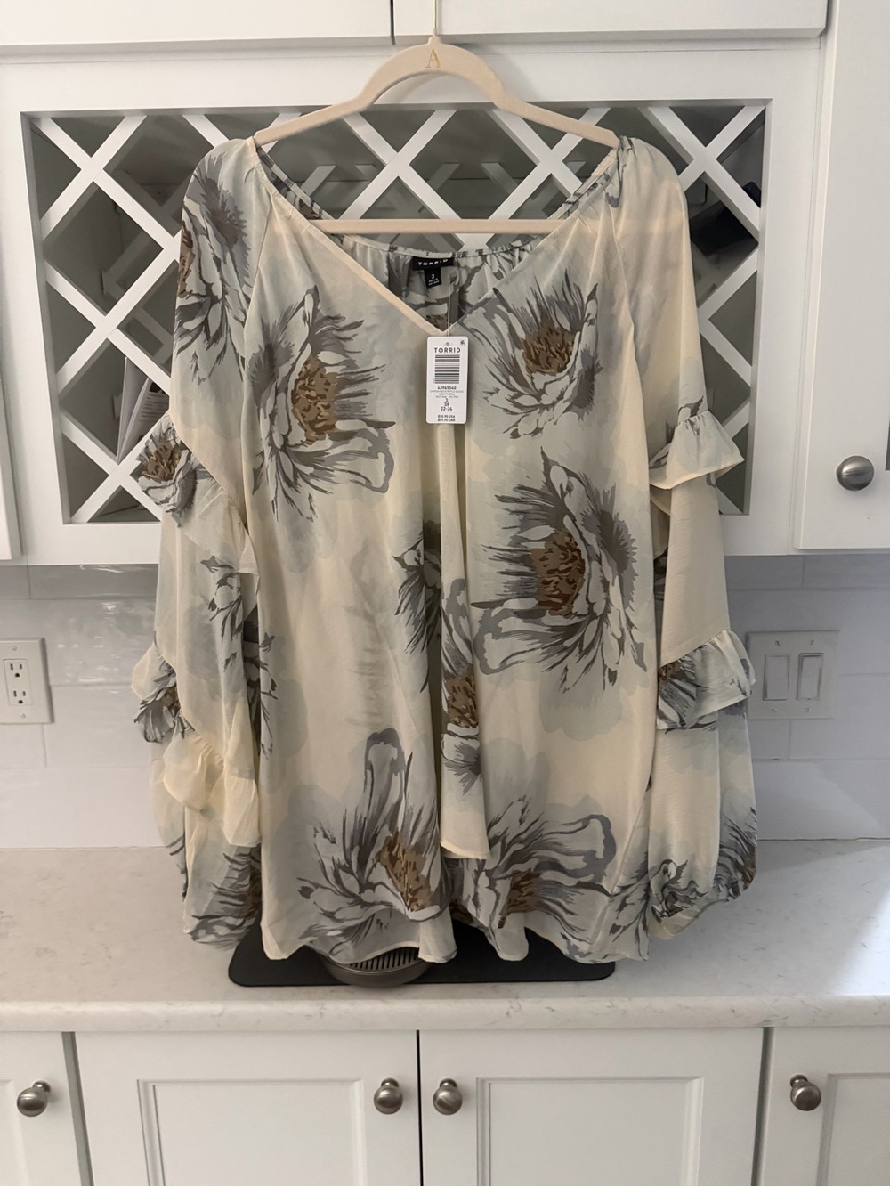 torrid Cream Floral V-Neck Ruffle Sleeve Blouse - Picture 6 of 6